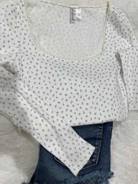 💙H&M Divided White Ribbed Long Sleeve Top with Blue Floral Print
